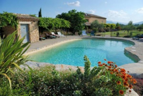 Gite 4 personnes dans Mas Provençal avec piscine et jardin